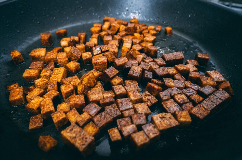 Geroerbakte tofu met groenten en rijst