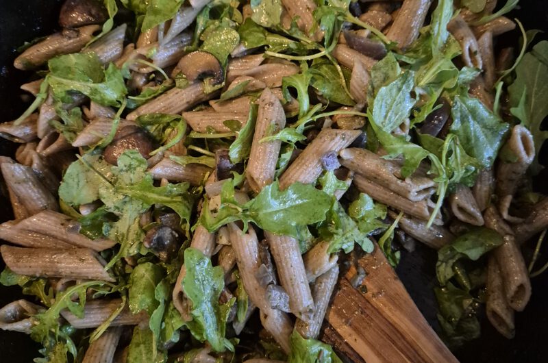 Penne met kastanjechampignons, rucola & groene pesto